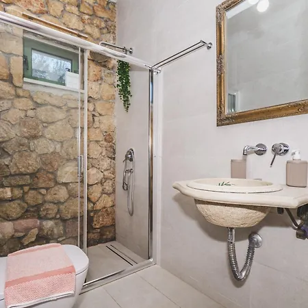 Gaia - Boutique Retreat Apartment